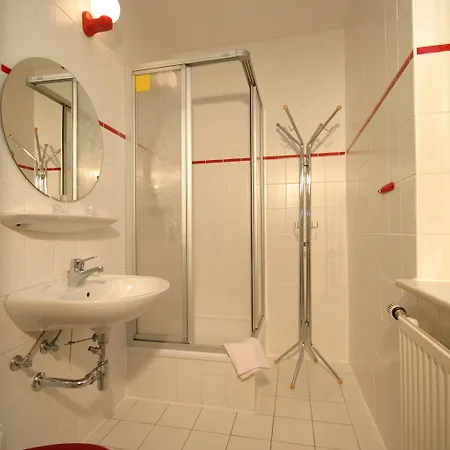 Schwalbenhof 3*